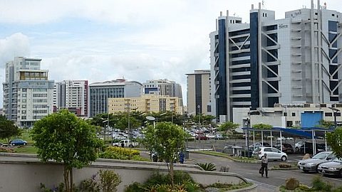 Ebène: la Cybercité Plongée dans les Ténèbres