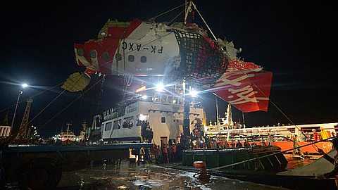 Divers Retrieve 'Black Box' Data Recorder from AirAsia Wreck