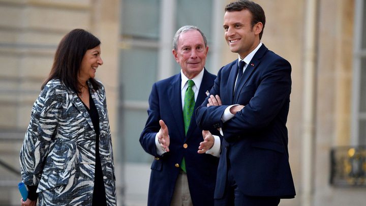 Michael Bloomberg, center, meets with French President Emmanuel Macron and Paris Mayor Anne Hidalgo
