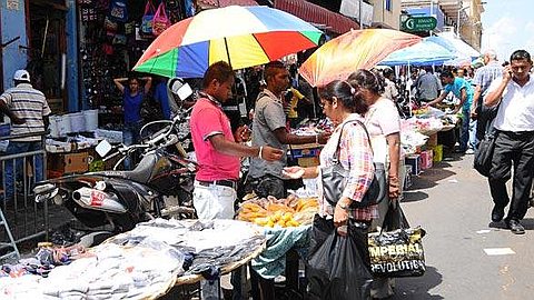 Fêtes de Fin d’Année: des Fonctionnaires s’Approprient les Trottoirs