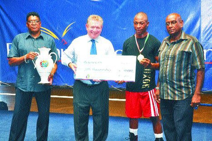 Richarno Colin receiving a cheque of Rs 50,000 from Richard Wooding, CEO of Phoenix Beverages