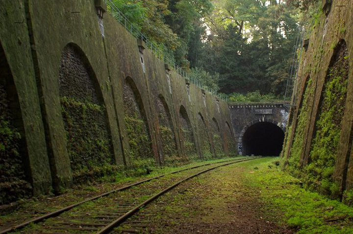 Picture of the Day: Abandoned Railway in Paris