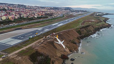 Plane hangs horrifyingly close to Black Sea after runway slip 