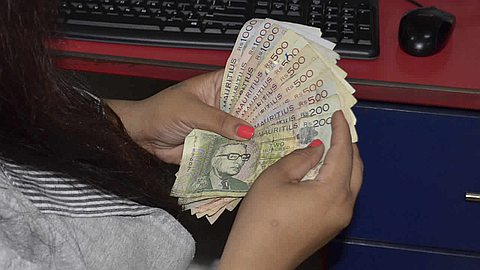 Gender Statistics : Les femmes touchent Rs 5 500 de moins que les hommes