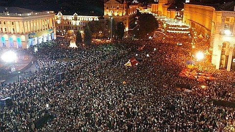 Ukraine President Digs in Heels Over Russia Ties Despite Protests