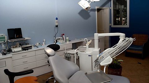 Mahébourg: des Ouvriers Chinois «Dentistes» à l’œuvre