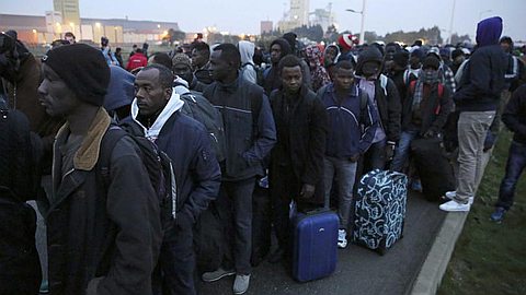 Calais migrants: France begins to clear 'Jungle' camp