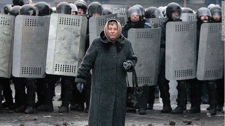 Ukraine: Clashes Rage on Between Protesters...