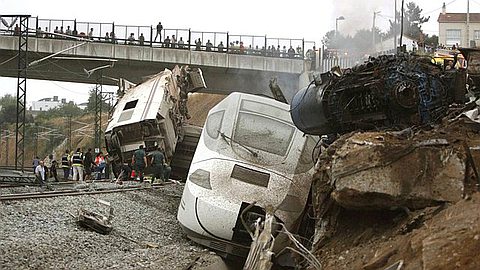 Spanish Train Crash Kills 77, Biggest Toll Since Madrid Bombing [updated with CCTV video of the accident] 