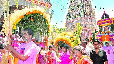 Le Thaipoosam Cavadee Célébré Avec Ferveur