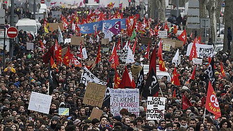 Hollande Fears French Student Revolution in Protests Against Labour Reform
