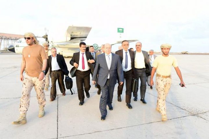 Yemen's exiled President Abd-Rabbu Mansour Hadi (C) walks at Aden airport upon his arrival
