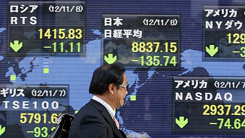 Asian Stocks Extend Losses as Bank of Japan Offers Gloomier Economic View