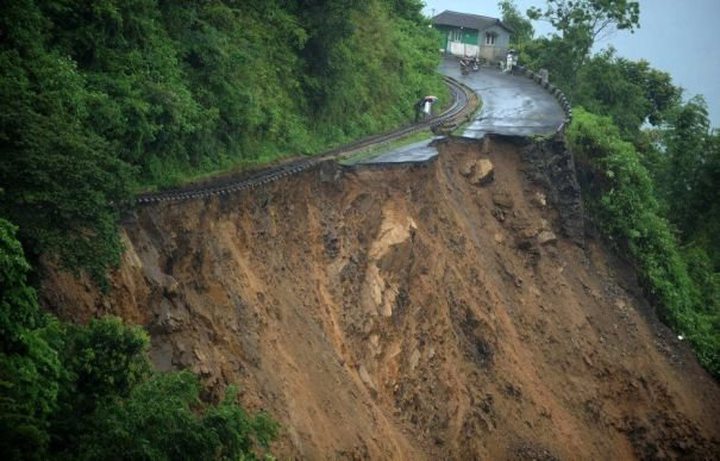 Landslide: Hundred Houses in  Country Threatened
