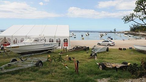 Flic-en-Flac: Une Marquise Prend ses Aises sur la Plage