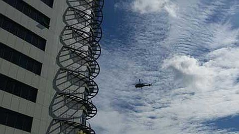 1Cybercity: Hélicoptère, SMF et Pompiers pour Secourir des Cleaners Suspendus au 11e Etage