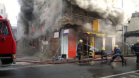 Port Louis: Violent Fire Destroyed Two Buildings in the Rue Royale