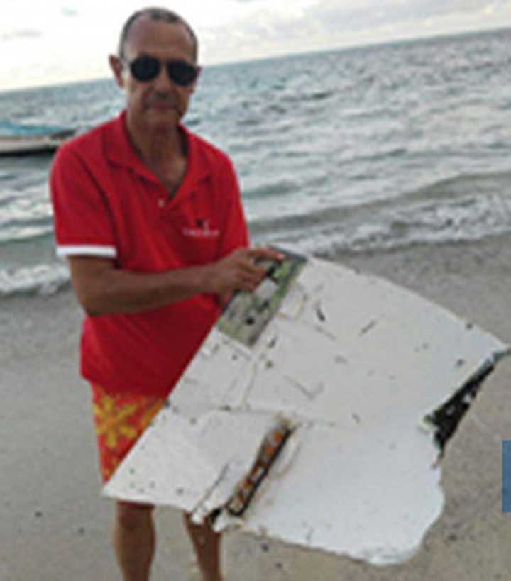 Jean Dominique Vitry tenant le débris découvert sur la plage de Var-Brûlé, à Rodrigues...