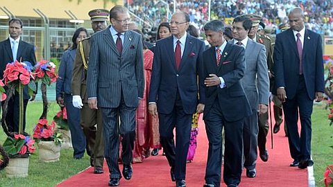 Célébrations du 12 Mars: Ramgoolam Hué Par un Groupe de Personnes à Son Arrivée au stade Anjalay