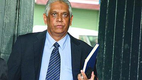 Terres De l’Etat: Les Charges Provisoires Contre Oozeer Rayées