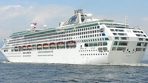 Port-Louis-Escale : Deux paquebots de croisière dans le port ce matin