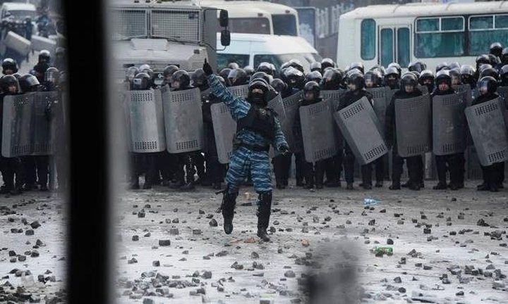 Ukrainian Police and Protesters Clash Violently...