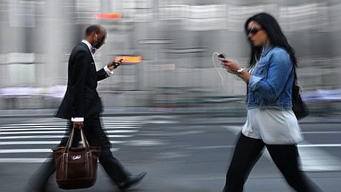 Using Your Mobile Phone in The Street Soon be Banned