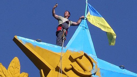 Activists Paint Moscow's 'Stalin Tower' With Ukraine Colours