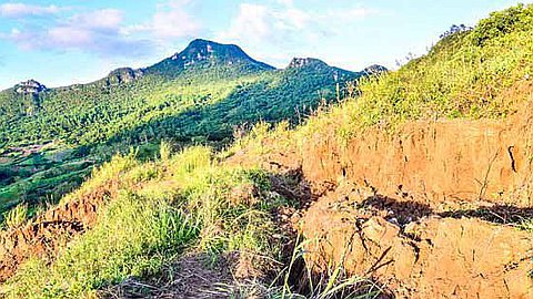 Entre Valton et Ripailles: Une Colline s’Affaisse