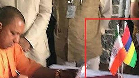 Drapeau indien à l’envers: le Yogi Adityanath provoque la colère de son peuple