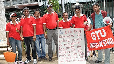 Salary Alignment: Primary School Teachers at the Streets in March