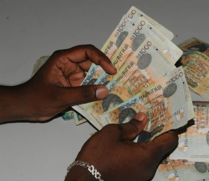 Deux adolescents ont présenté de fausses coupures de Rs 1 000 à des commerçants, jeudi