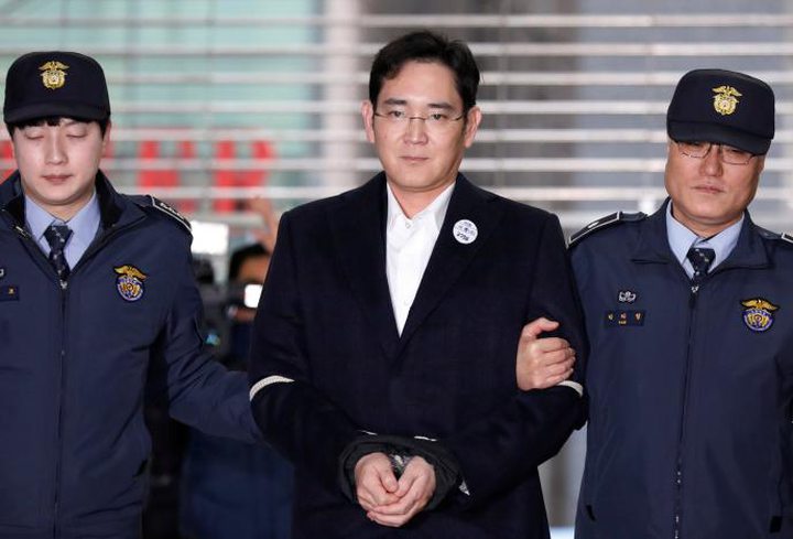 Samsung Group chief, Jay Y. Lee arrives at the office of the independent counsel team in Seoul
