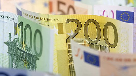Euro hovers below five-month high; loonie lumbered with softwood tariff