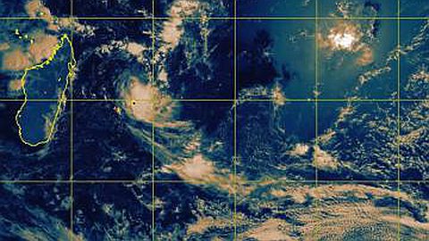 Météo: Carlos s’intensifie, les écoles fermées ce mardi