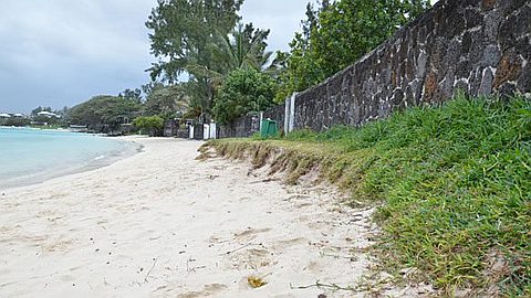 Blue-Bay: la Plage Menacée par des Voleurs de Sable…