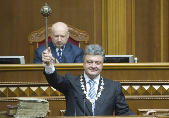 Poroshenko Takes Ukraine Helm With Tough Words ...