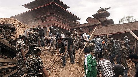 Death Toll in Nepal Surges Amid Hunt for Survivors