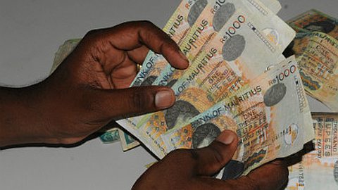 Contrefaçon: deux mineurs arrêtés avec de faux billets de Rs 1,000