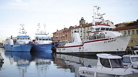 Fishing: Russians Landing Fishhooks in Mauritius 