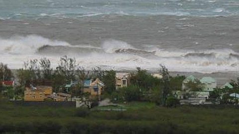 Weather: Heavy Waves Continue Monday