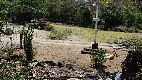 Poste-de-Flacq: le cimetière oublié de la plage de Choisy