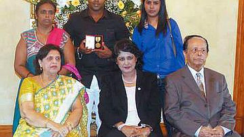 Les Décorés de la République Reçoivent Leurs Médailles