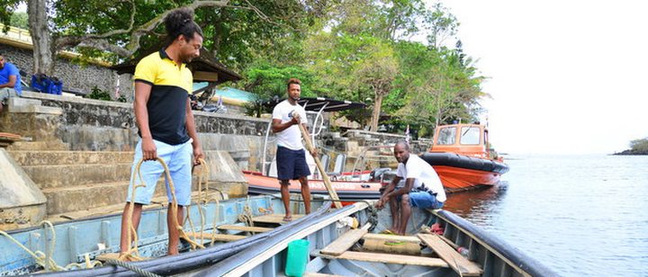 Ces pêcheurs gagnent leur vie grâce à la mer, même si c’est sans la carte de pêche.