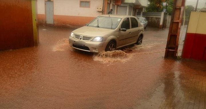 Heavy rains in Port-Louis: Authorities Ensur..