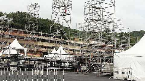 12 mars – Fête annulée : démantèlement des marquises et infrastructures au Champ de Mars
