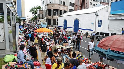 Chez des Marchands Ambulants: des Vêtements de Seconde Main Vendus Comme Neufs Dans la Rue