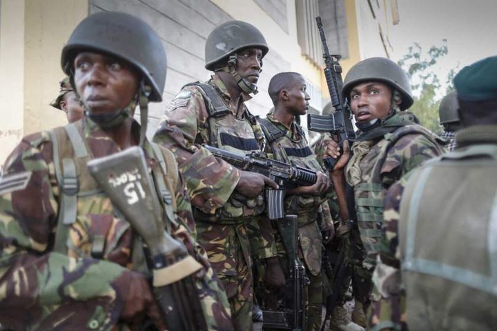 Kenyan soldiers prepare to sweep a building at Garissa University College after gunmen attacked 