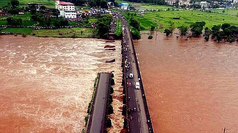 Bridge on Mumbai-Goa highway collapses; 22 people and 2 buses missing