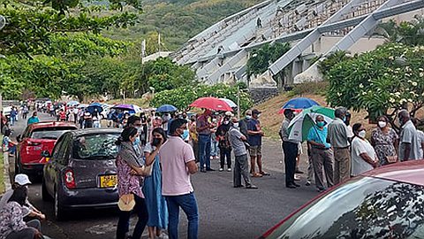 Vaccination : file d’attente omniprésente